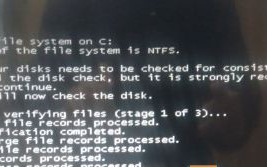 Win7开机出现黑底白字需要报到100%才能进系统怎么办