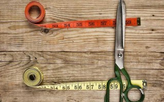 表格中怎么把一行字分成两行（设置的表格一格两行字方法）